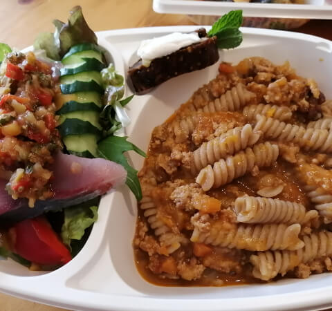 サラダとアサリときのこのトマトソース